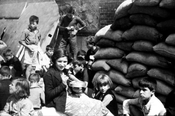 Kinder in Deutschland nach dem 1. Weltkrieg © Save the Children Kinder in Deutschland gehörten zu den ersten, denen Save the Children nach dem 1. Weltkrieg half. Sie bekamen Kleidung, Lebensmittel und Medikamente. © Save the Children
