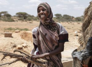 Mädchen aus Somalia sammelt Holz